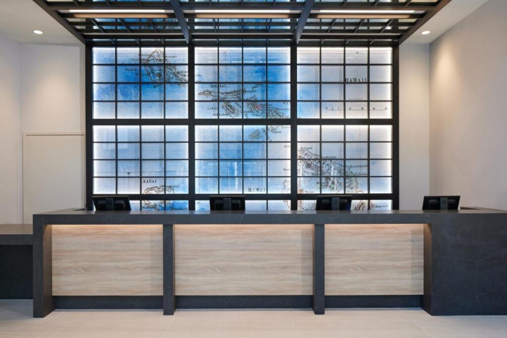 Waikiki Malia receptionist desk
