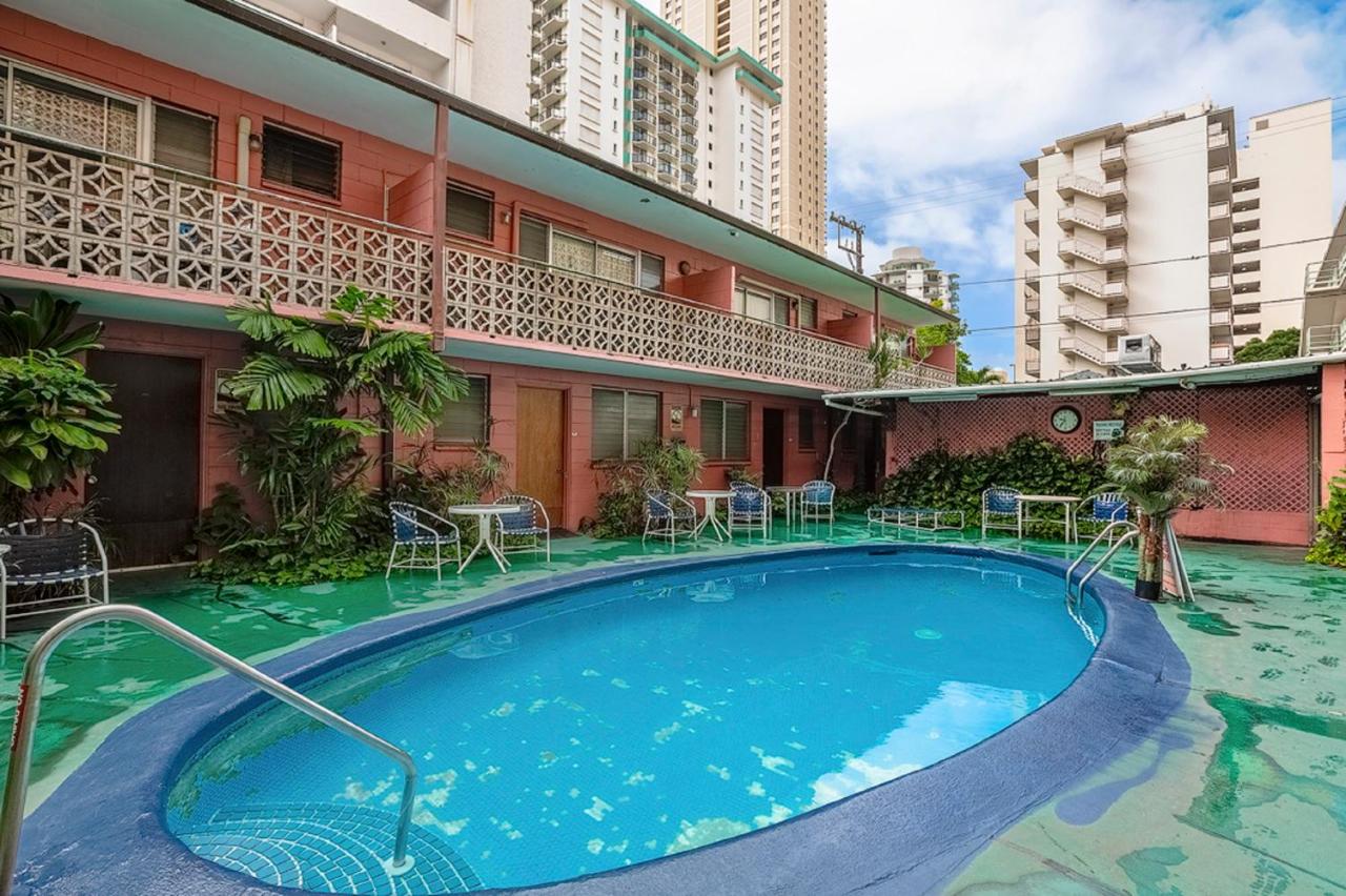 Royal Grove Waikiki poolside