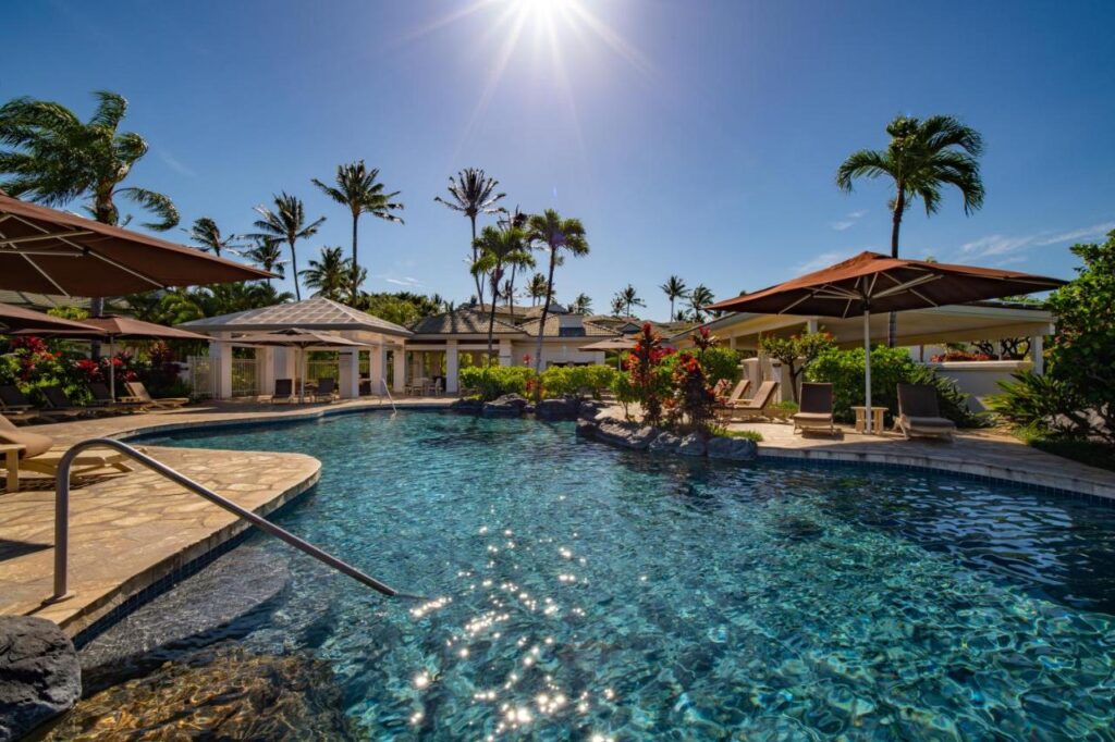 Islands at Mauna Lani pool with the sun beaming