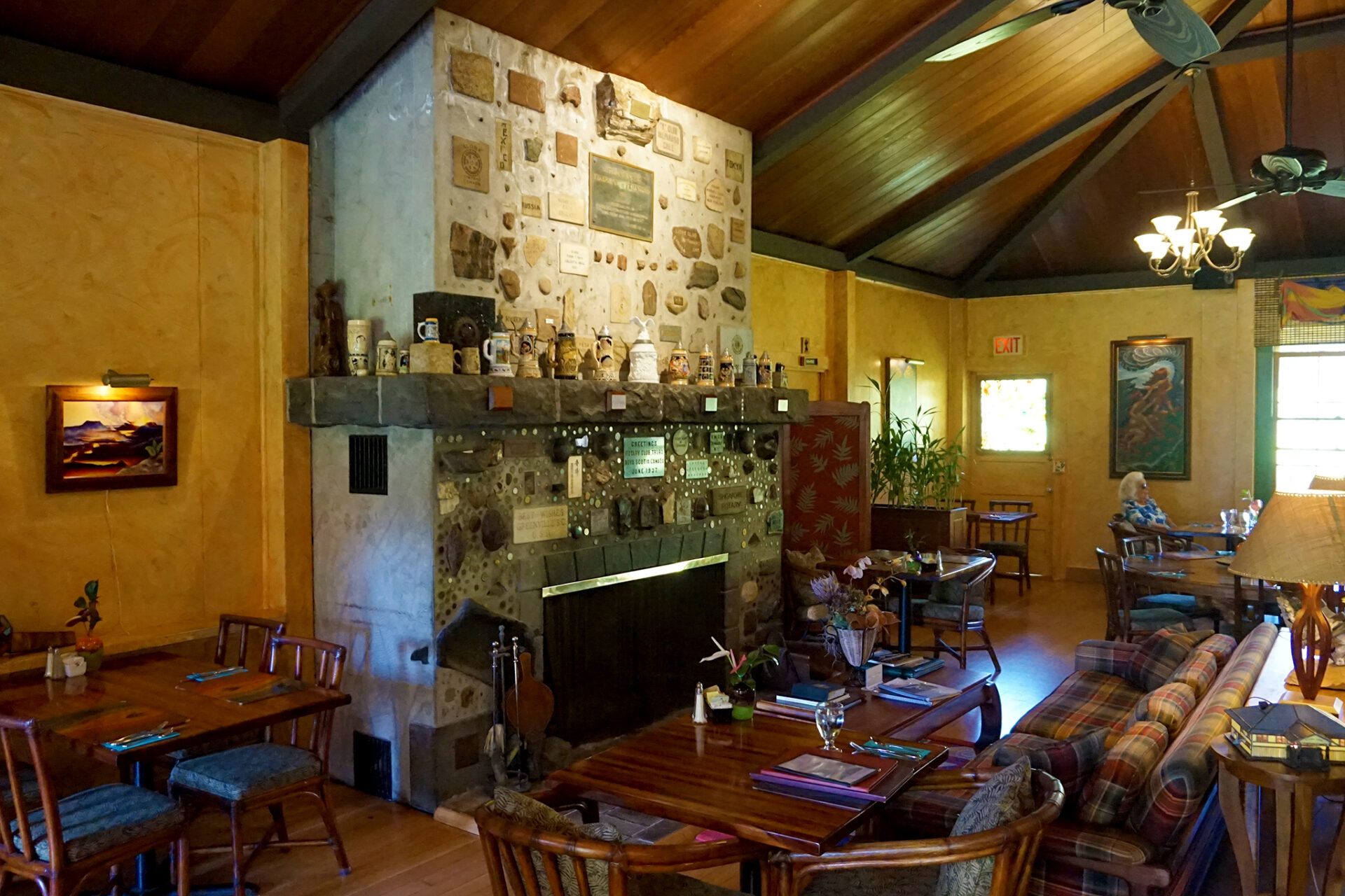 The lobby of Kilauea Lodge