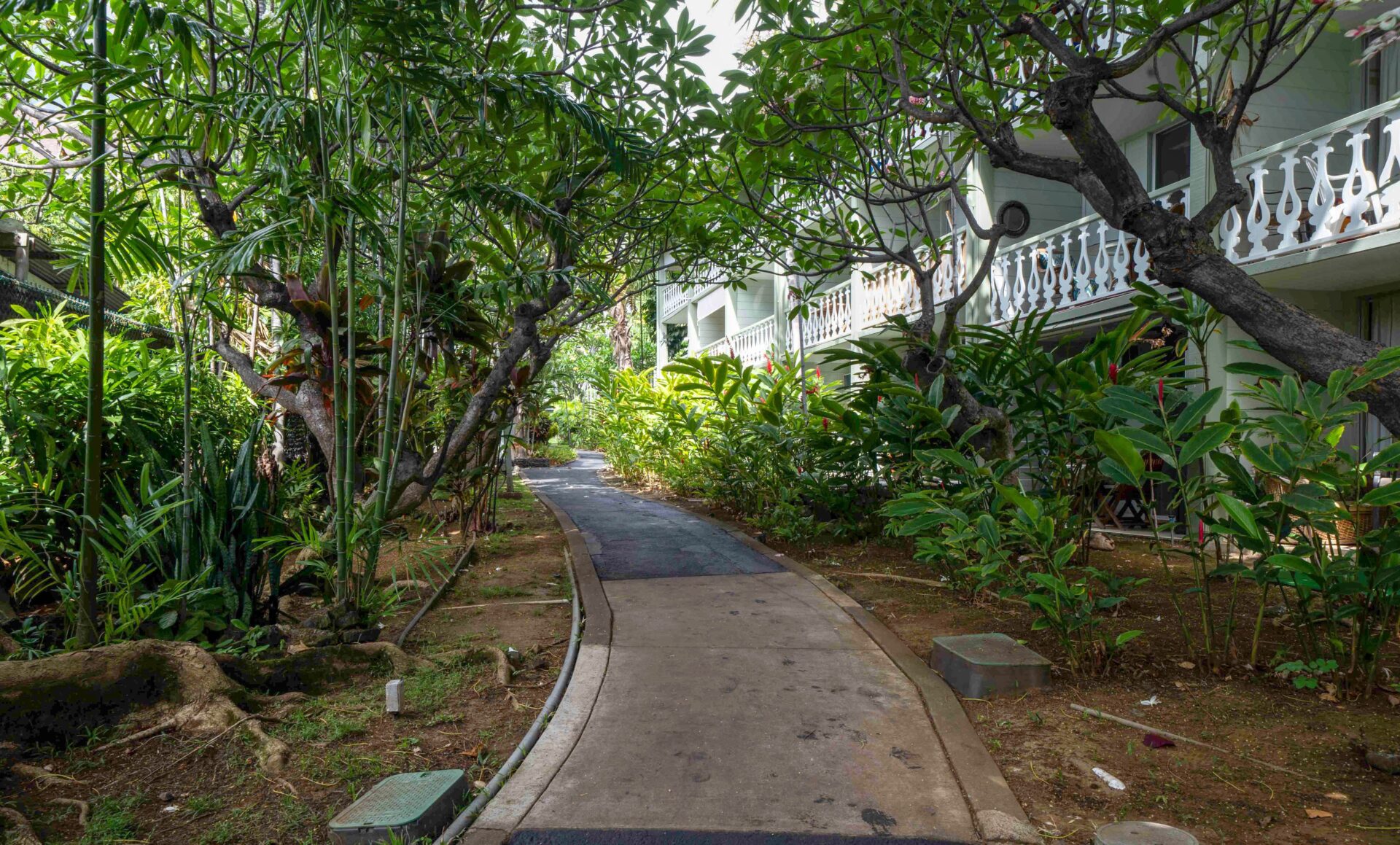 Kona Islander Inn walkway
