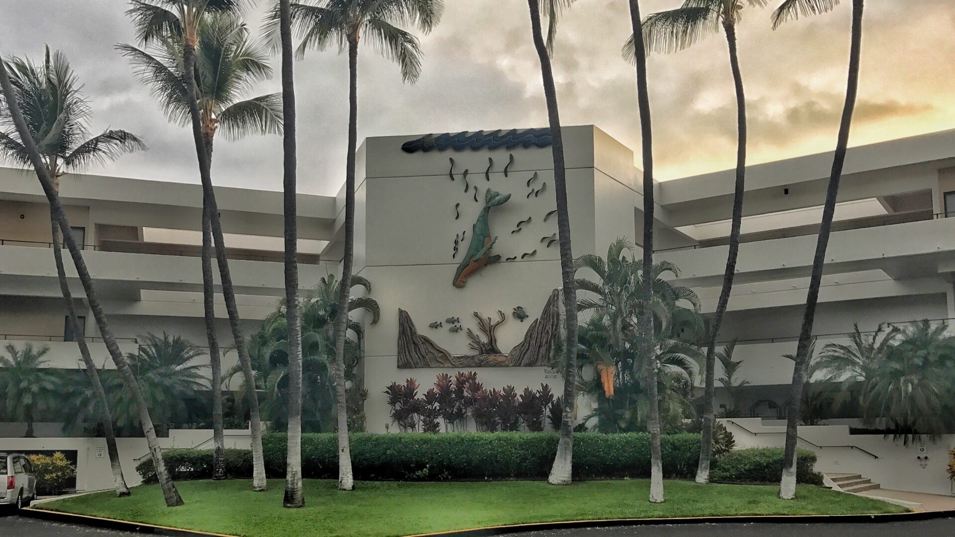 The front of the Royal Sea-Cliff Resort building