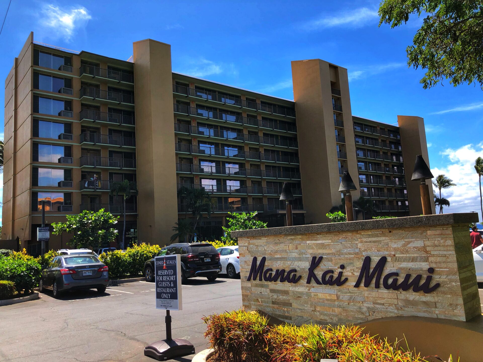 A complete view of Mana Kai Maui Resort with a sign upfront saying Mana Kai Maui