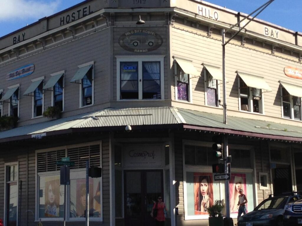 Hilo Bay Hostel front building view