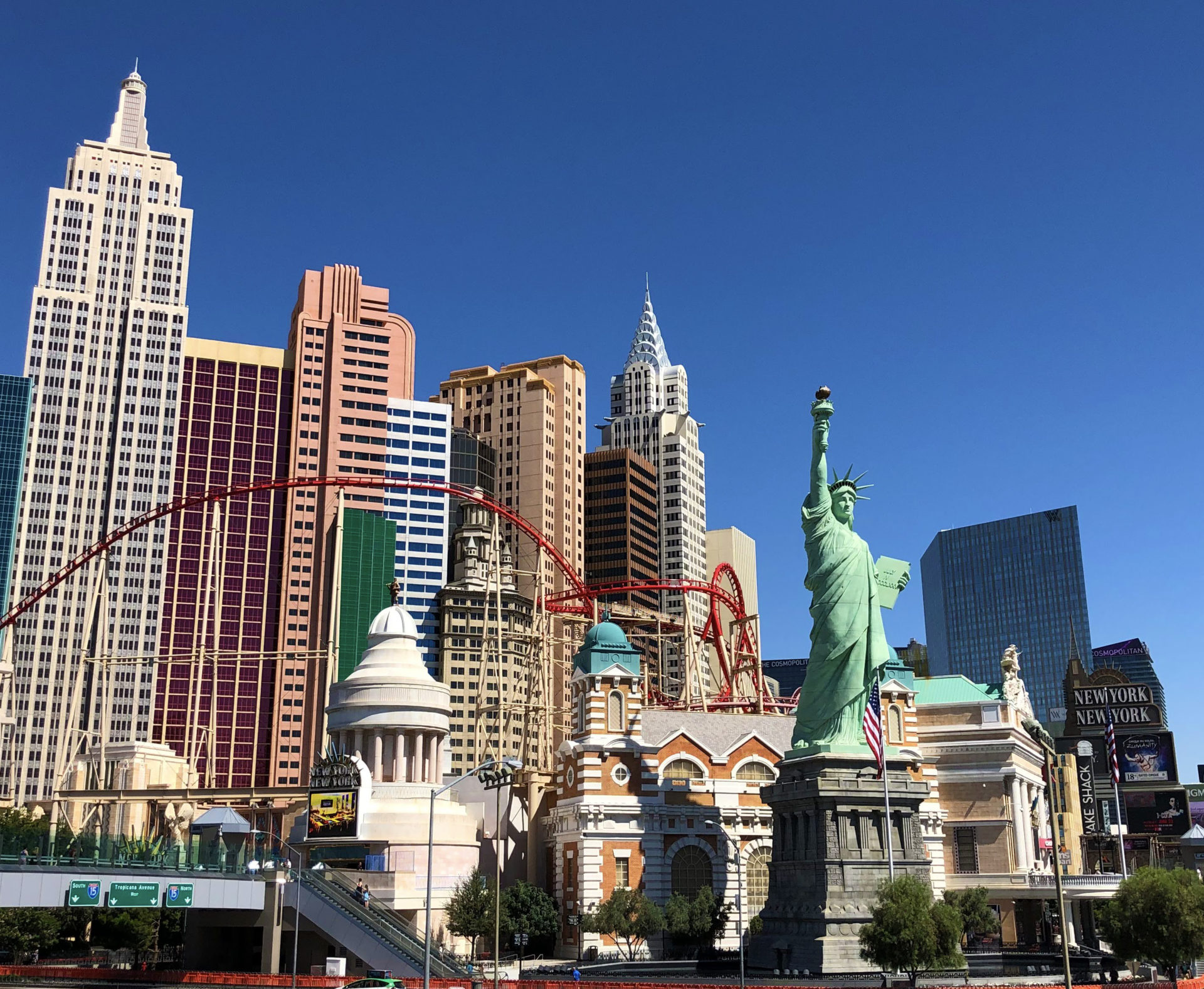 The Big Apple Express Roller Coaster presents a thrilling sight, with its long tracks winding through towering skyscrapers and dazzling city lights within a reminiscent of a high-speed journey through New York City.