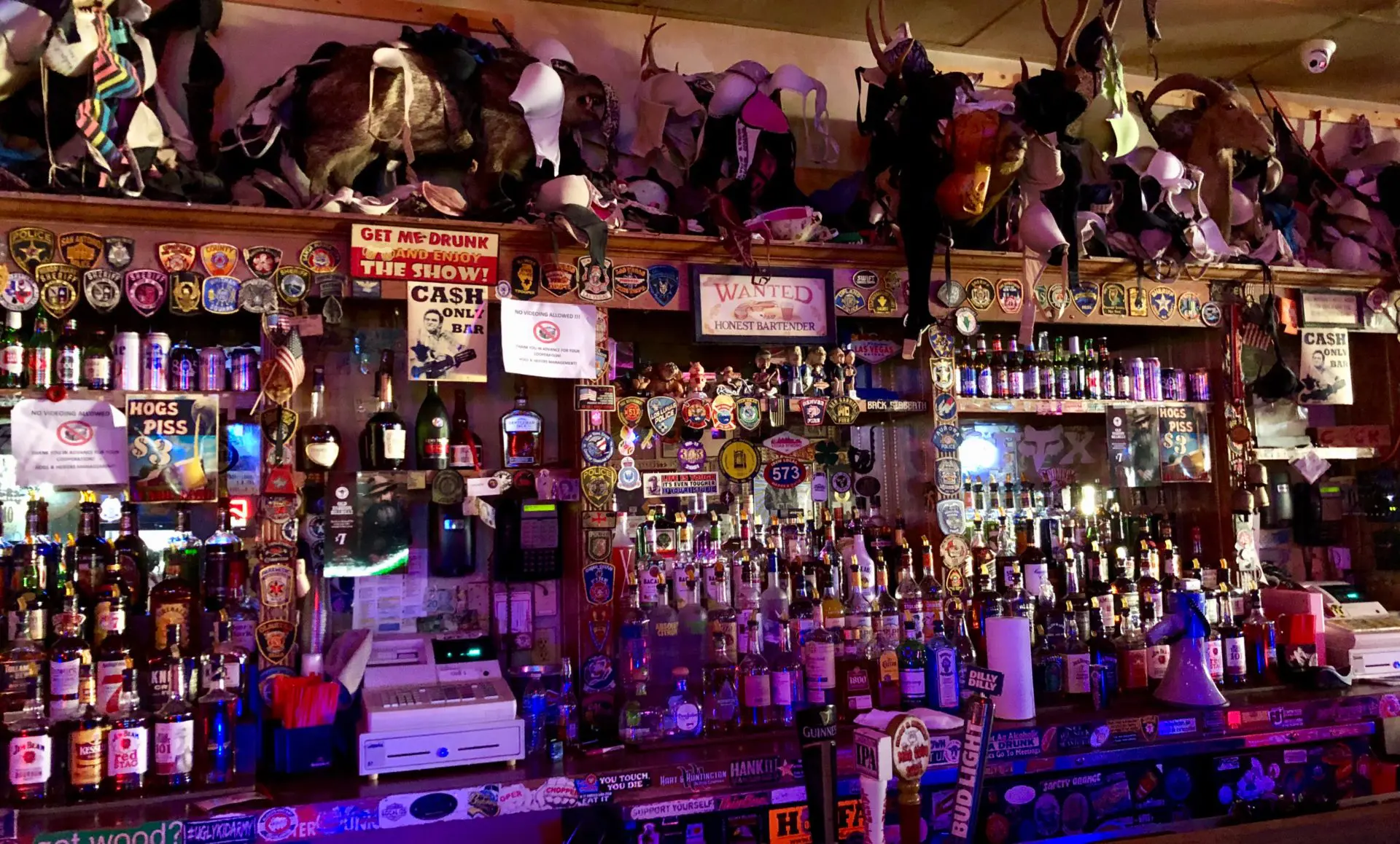 A renowned import from New York with live country and blues music, bar-dancing bartenders, and happy hour.