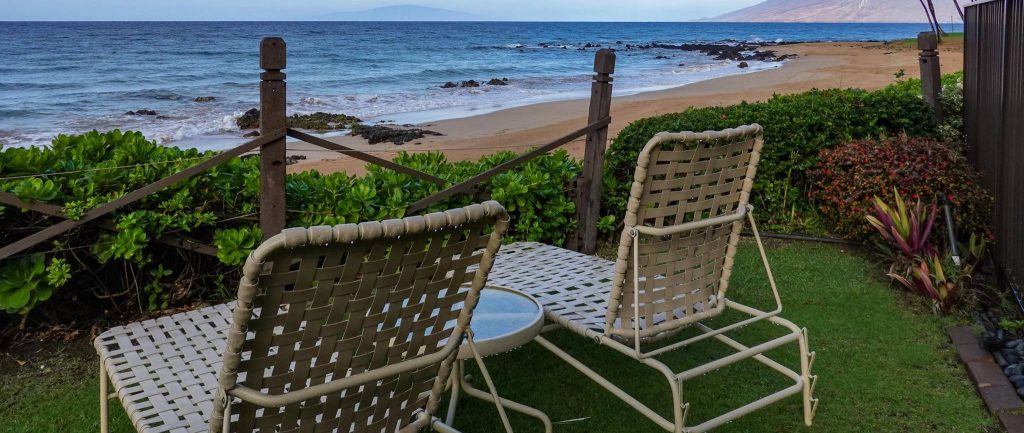Hale Hui Kai common open area with beach chairs looking at the Keawakapu Beach