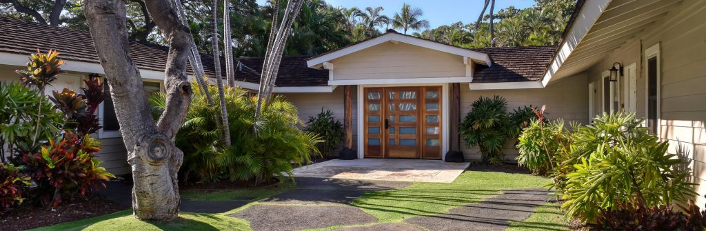 Front view of Royal Lahaina Resort & Bungalows