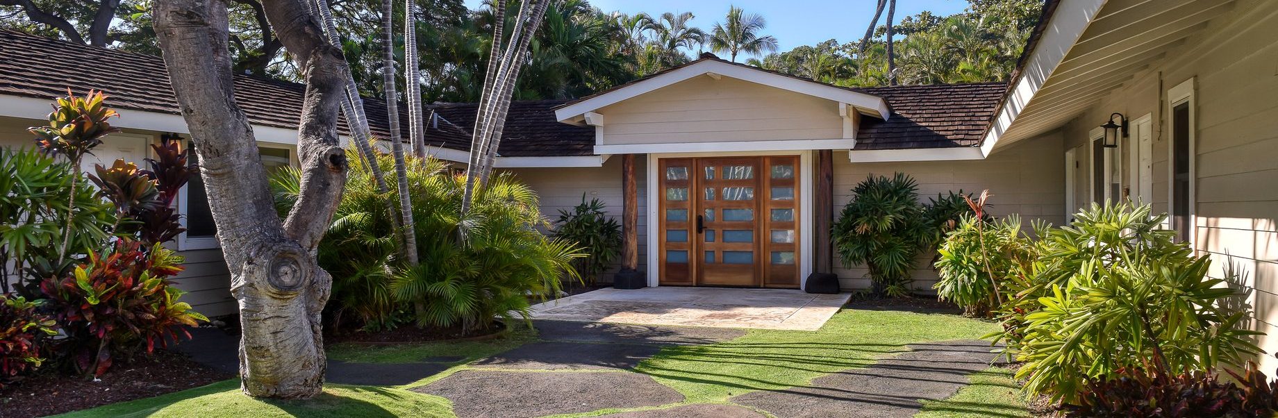 Front view of Royal Lahaina Resort & Bungalows