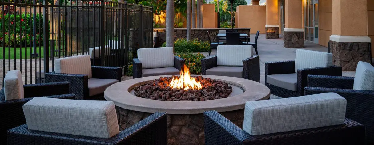 Courtyard Maui Kahului Airport Chairs lined up in a circle surrounding a fireplace in Courtyard Maui Kahului Airport