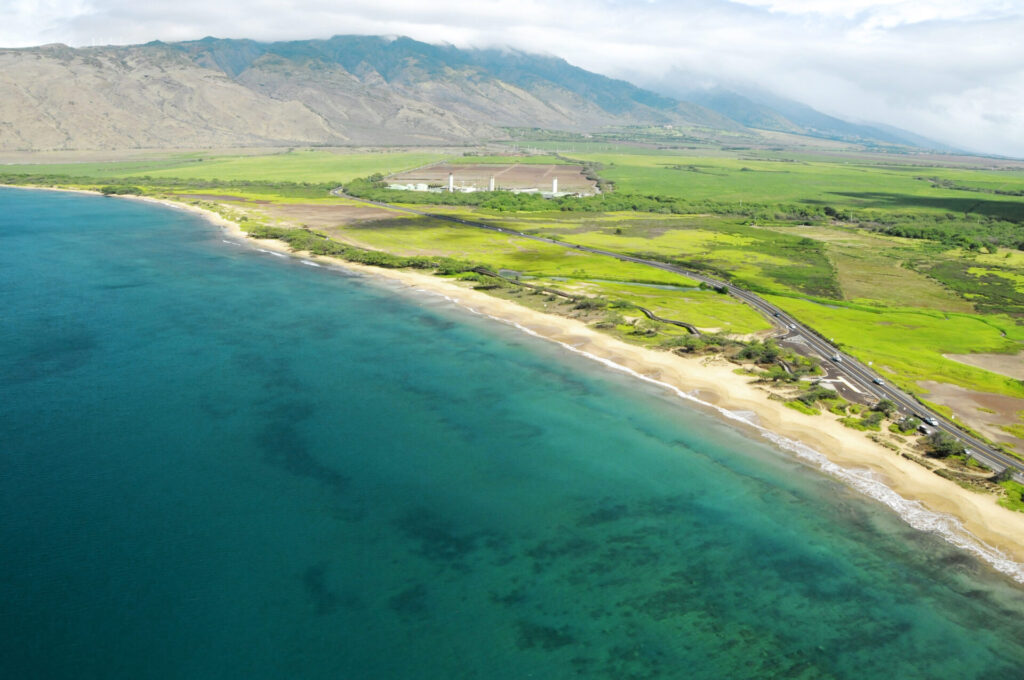A sizable bay called Māʻalaea Bay is located on Maui's southwest coast in the Hawaiian islands. Near the bay are a number of tiny settlements, most notably Māʻalaea. 