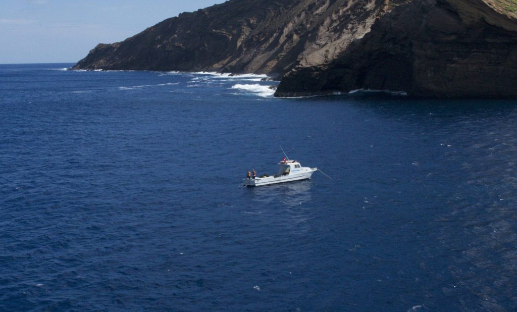 A boat in the ocean for the scuba diving trip to Niihau